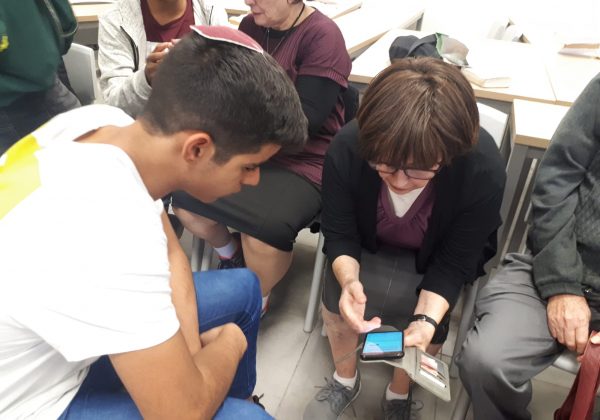 “מועדון גלישה” כיתות י’ מלמדים מבוגרים שימוש בsmartphone ובמחשב